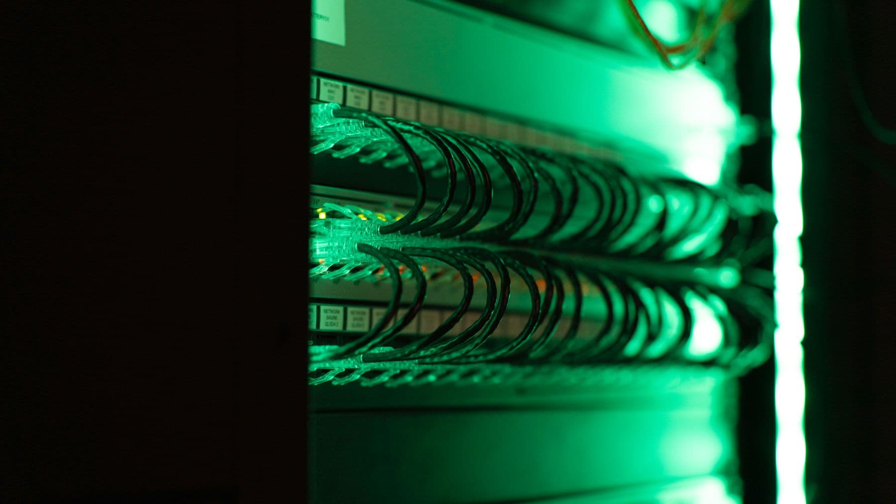 Network patch panel with structured cabling